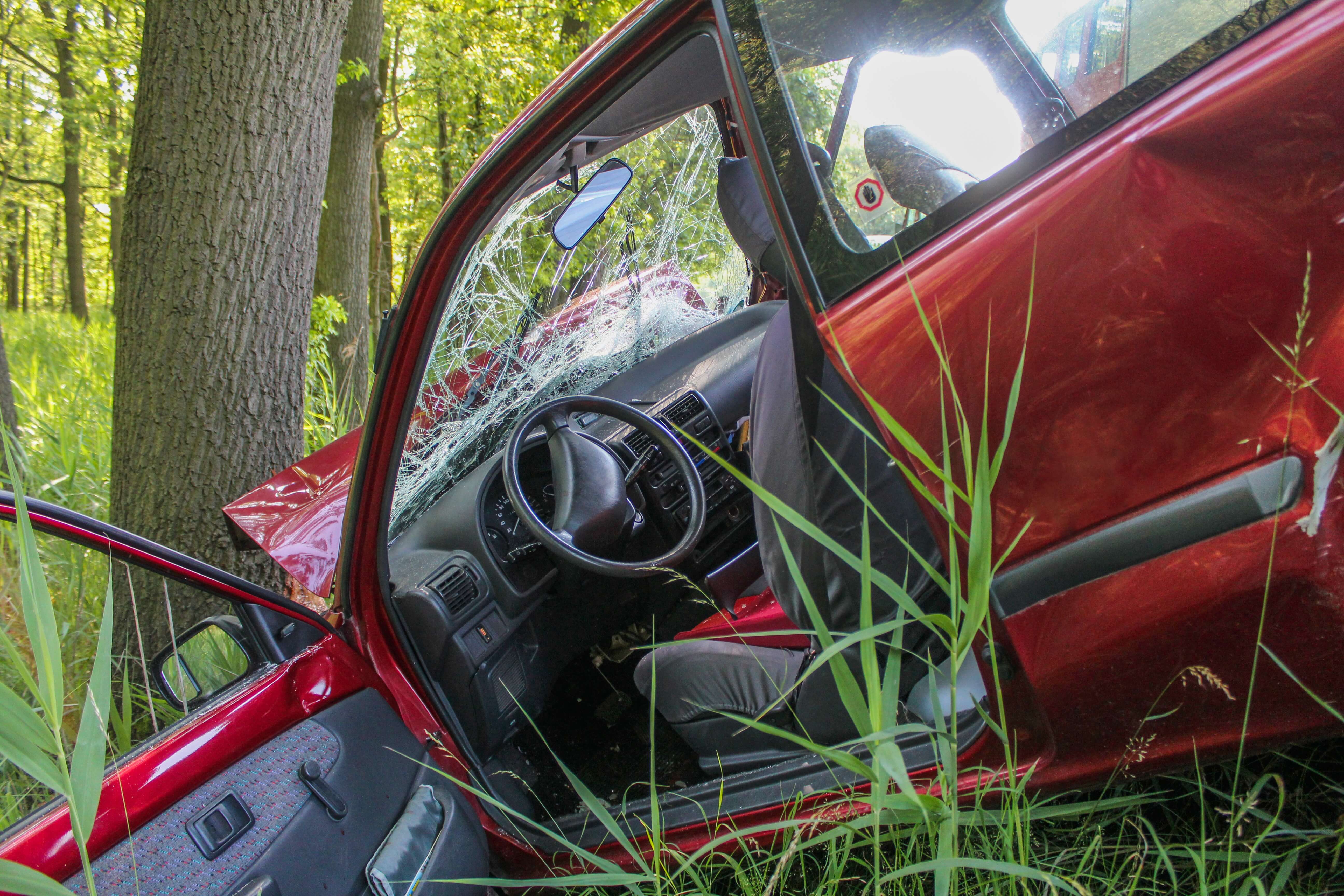 Unfallwagen rot im Gras