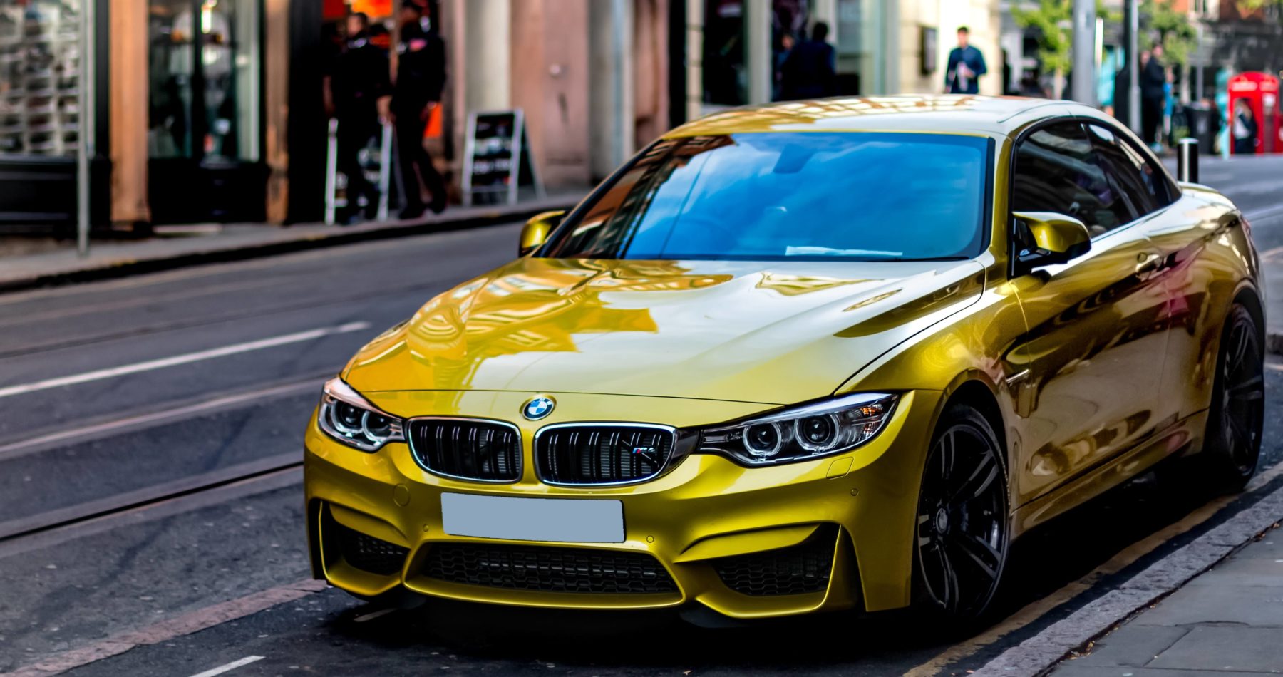 gelber BMW M4