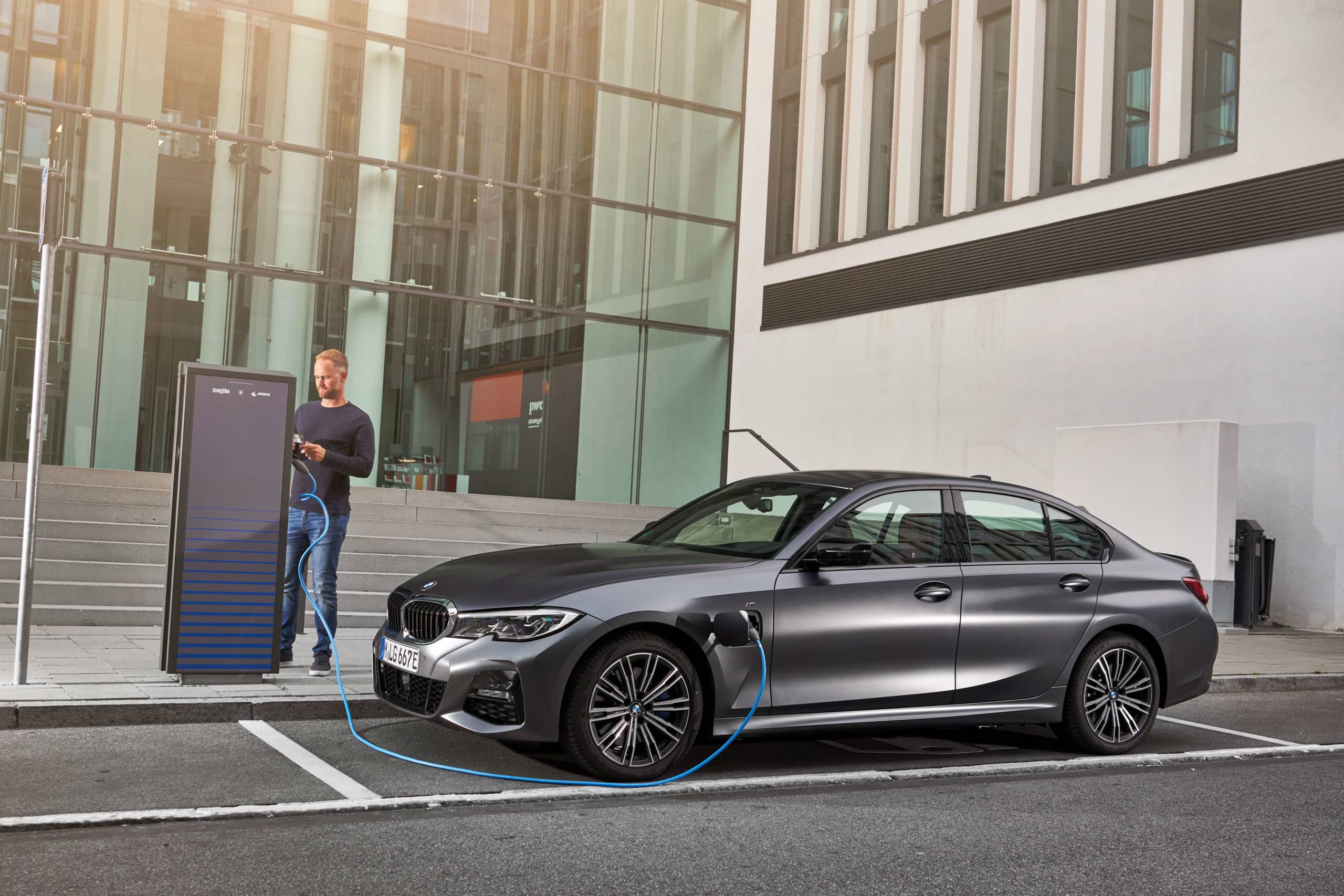 BMW 330e Hybrid Advantage