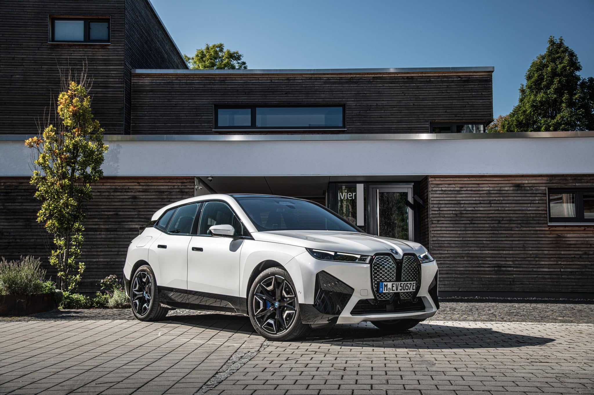 BMW iX Leasing für 800 Euro im Monat brutto - sparneuwagen.de