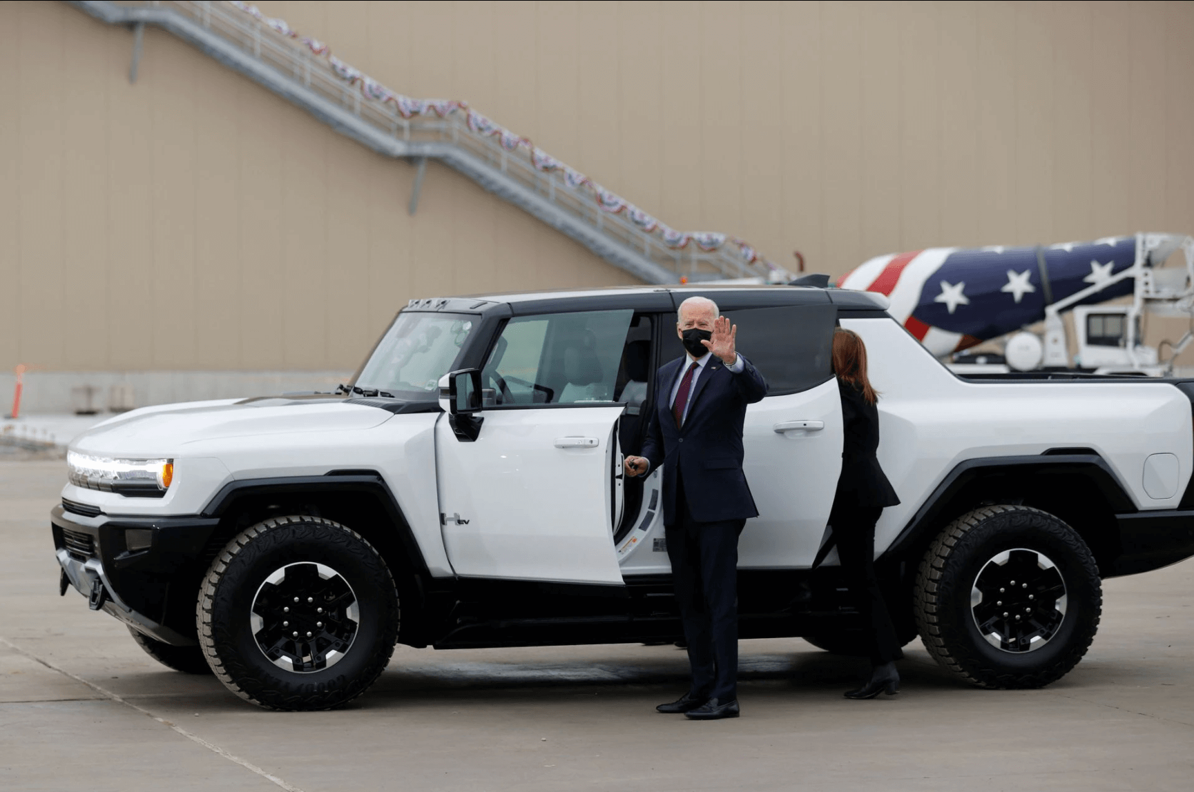 Präsident Joe Biden fährt Hummer EV Pickup