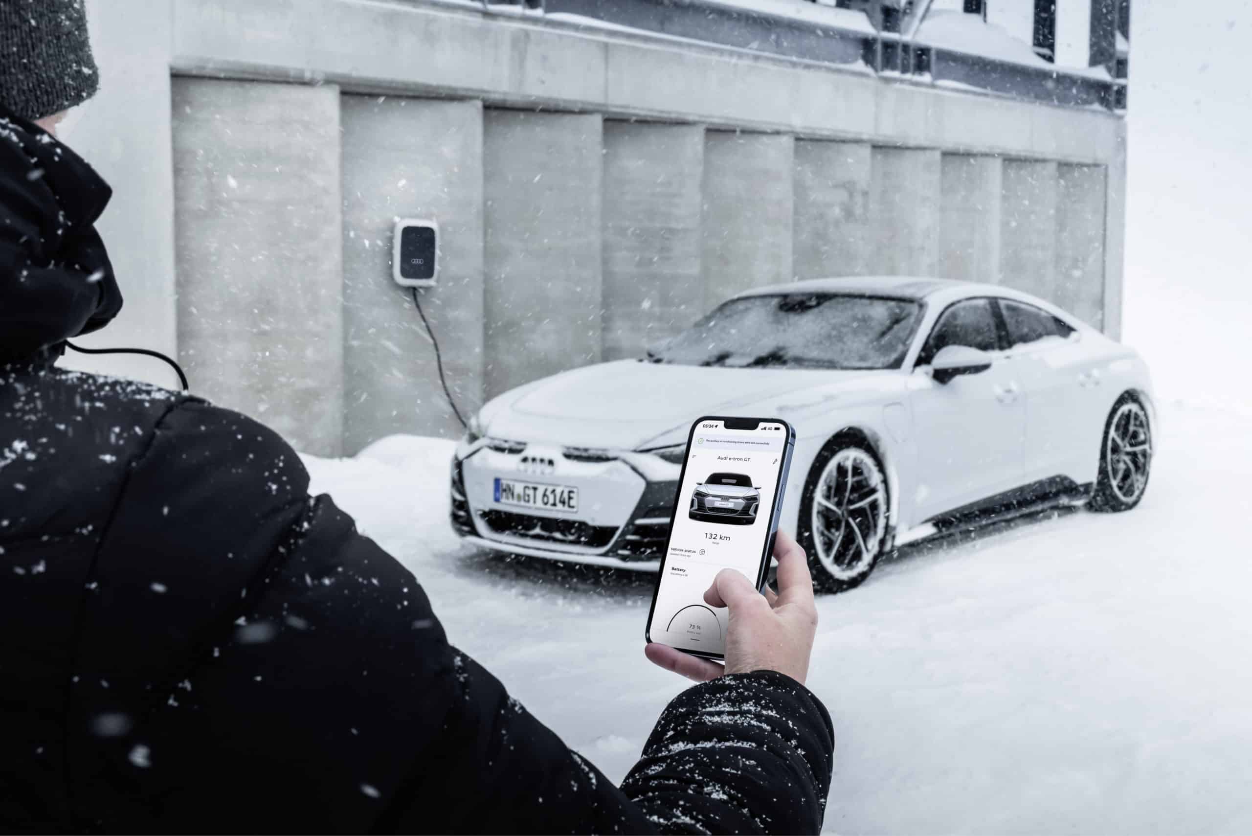 Audi e-tron GT quattro beim Laden im Winter