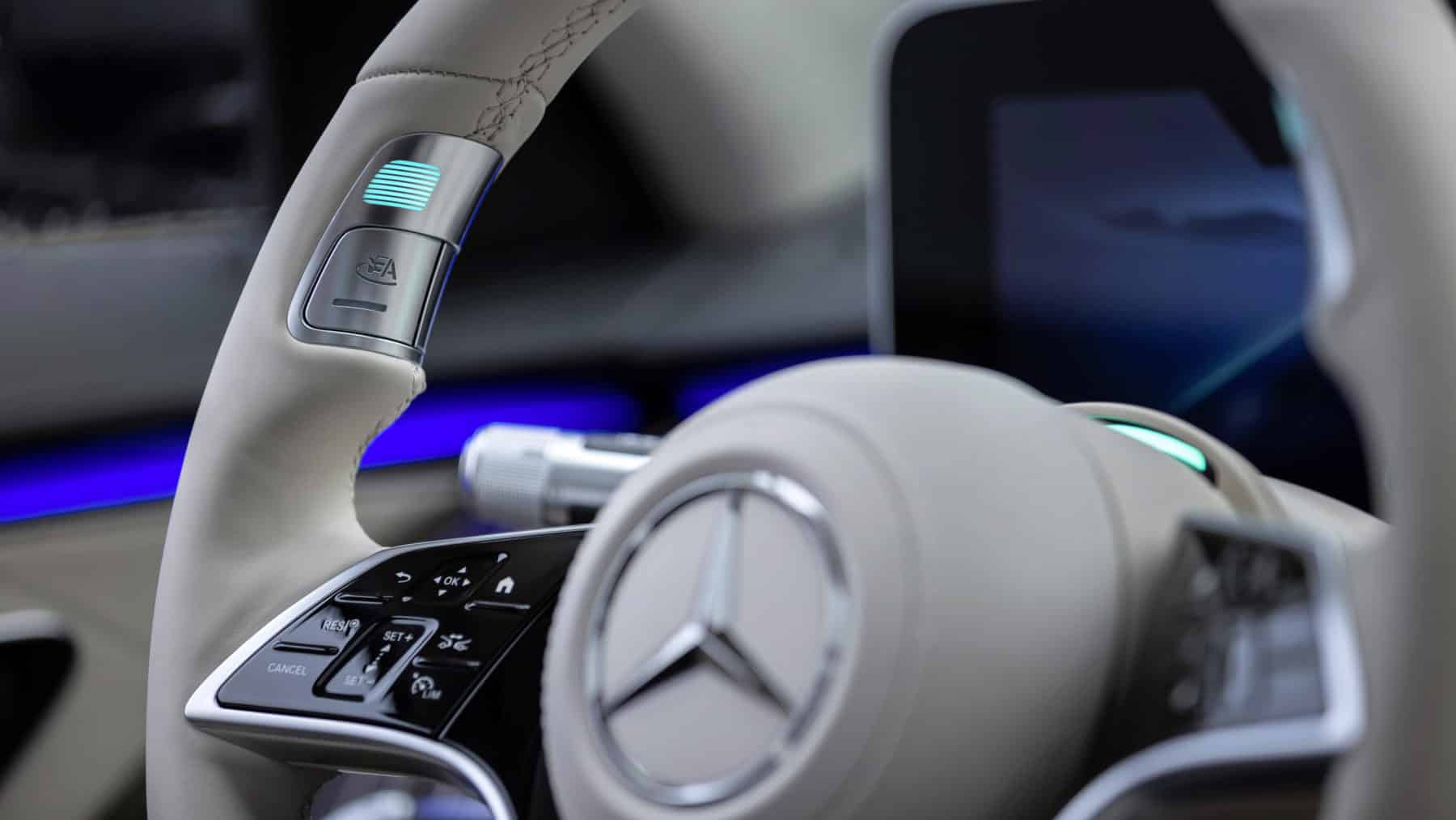 Bedienelemente des DRIVE PILOT am Lenkrad eines Mercedes-Benz