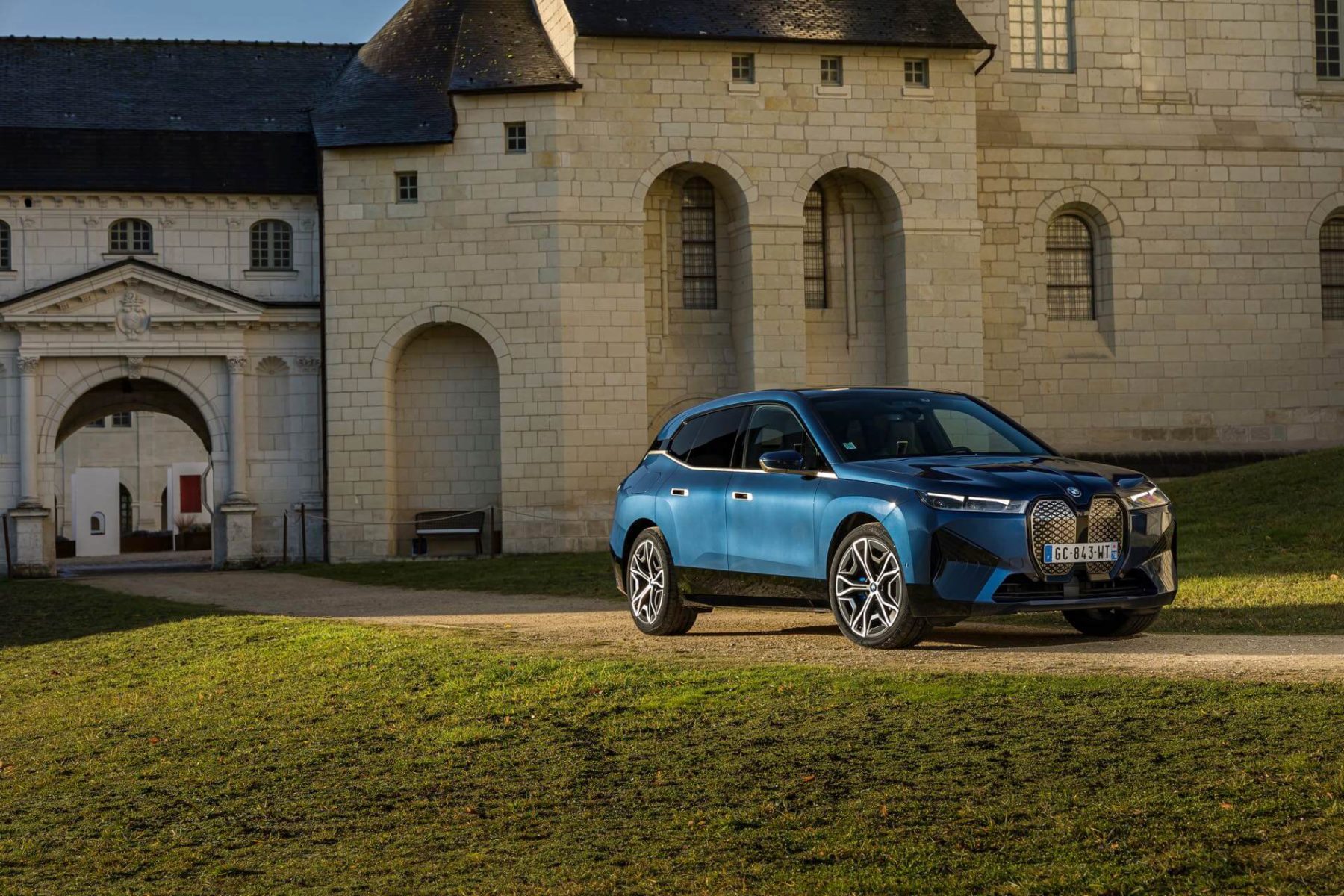 BMW iX Sport-Paket Phytonic Blue Frankreich