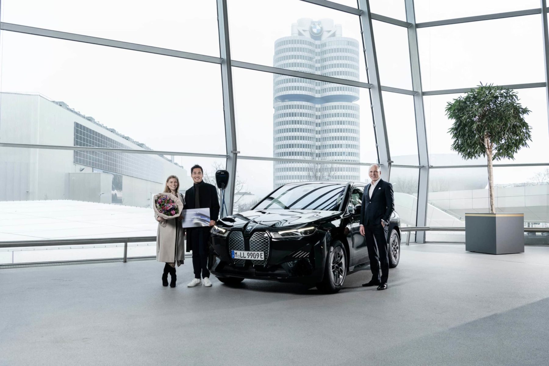 Übergabe des einmillionsten elektrifizierten Fahrzeugs der BMW Group am 06.12.2021 in der BMW Welt in München. V.l.n.r.: Lisa Weindl, Linh Doan und Pieter Nota, Mitglied des Vorstands der BMW AG, Kunde, Marken, Vertrieb, mit dem BMW iX xDrive40