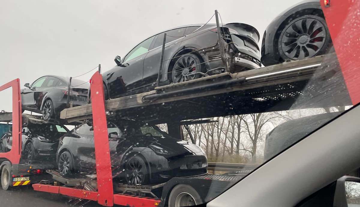 Tesla Model Y Performance Auto-Transporter nahe der Gigafactory Grünheide