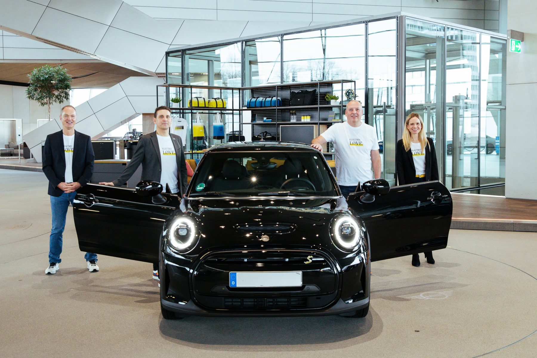 Übergabe 10.000ster MINI Electric 2021 in Deutschland durch das MINI Führungsteam V.l.n.r.: Bernhard Kuhnt, Leiter Markt Deutschland; Bernd Körber, Leiter Marke MINI; Kunde Andreas Hankel; Ulrike von Mirbach, Leiterin MINI Deutschland