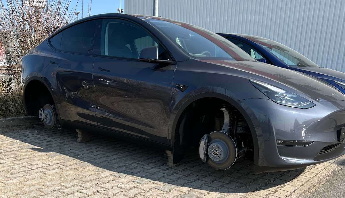 Tesla Model Y mit gestohlenen Rädern in Weiterstadt