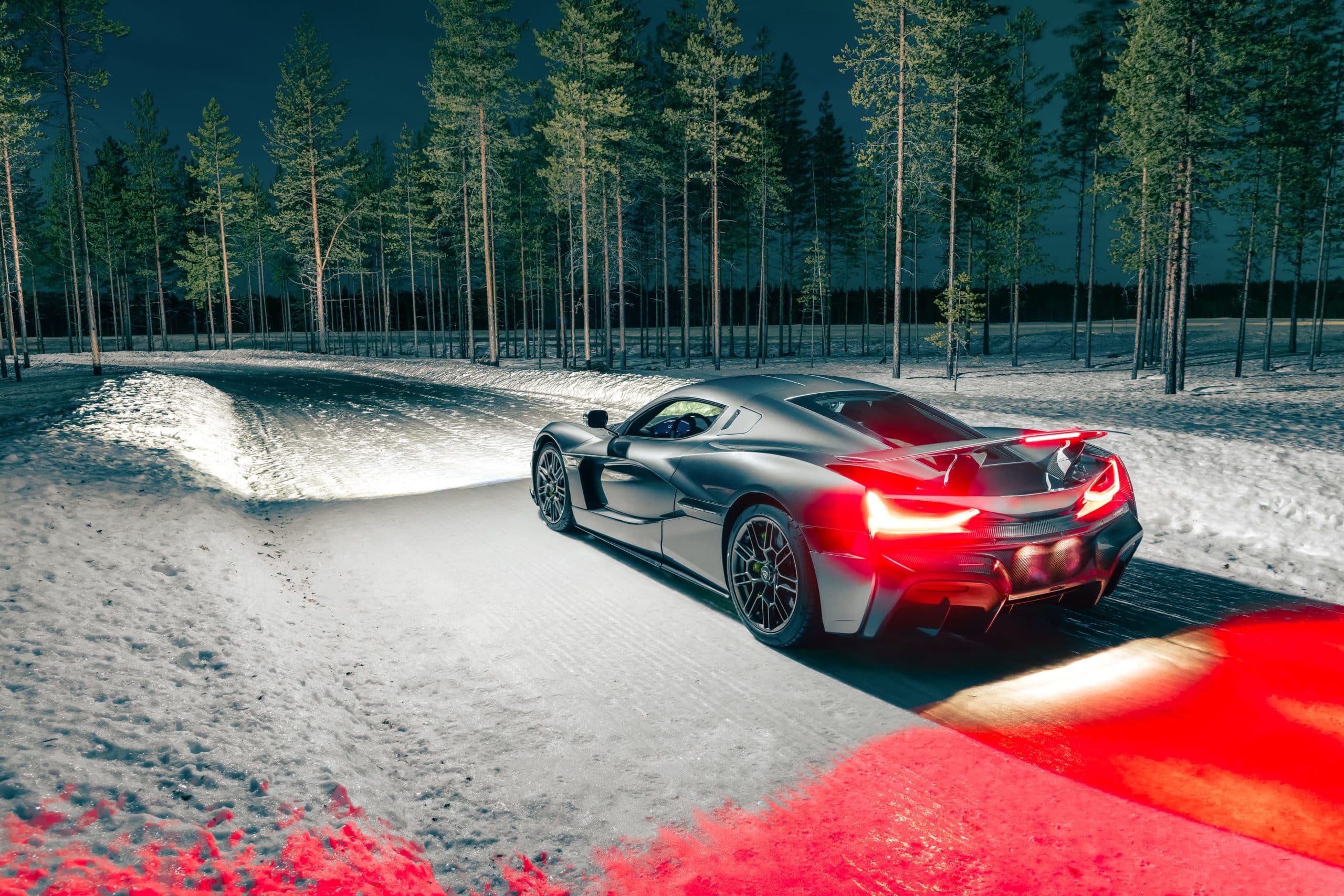 Rimac Nevera Wintertest bei Nacht