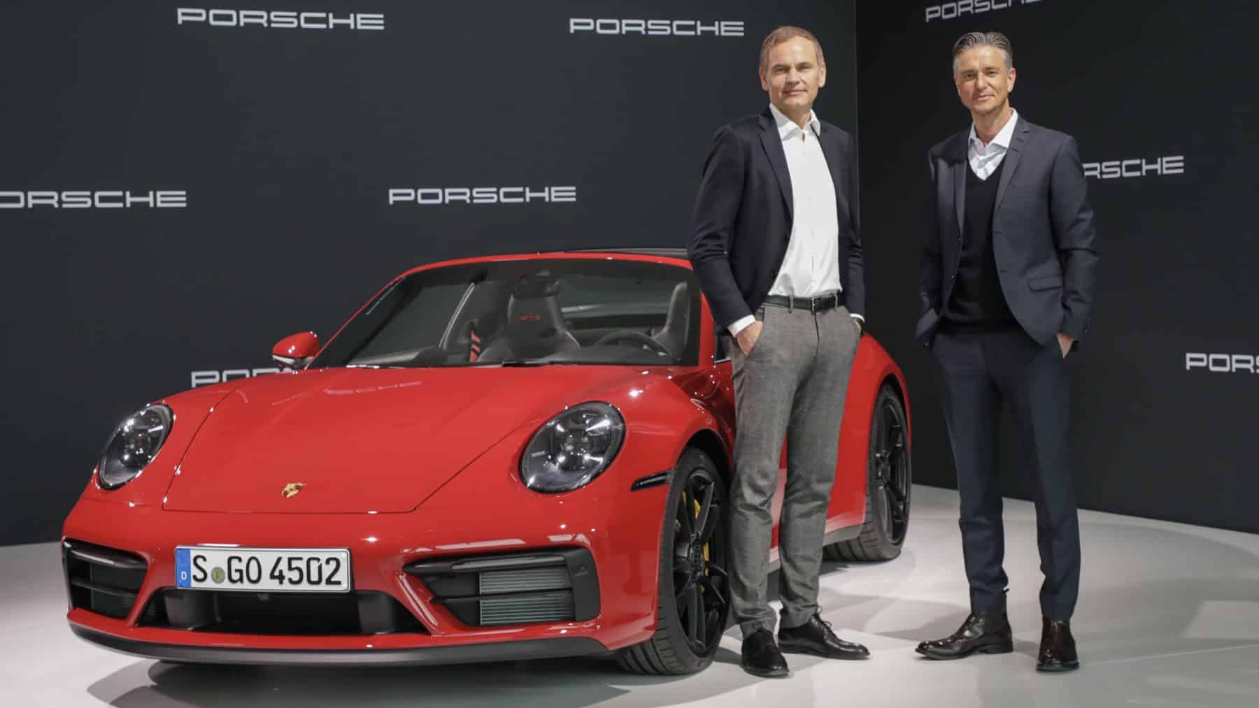Porsche 911 Targa 4 GTS und Porsche-Chef Oliver Blume und Finanzchef Lutz Meschke