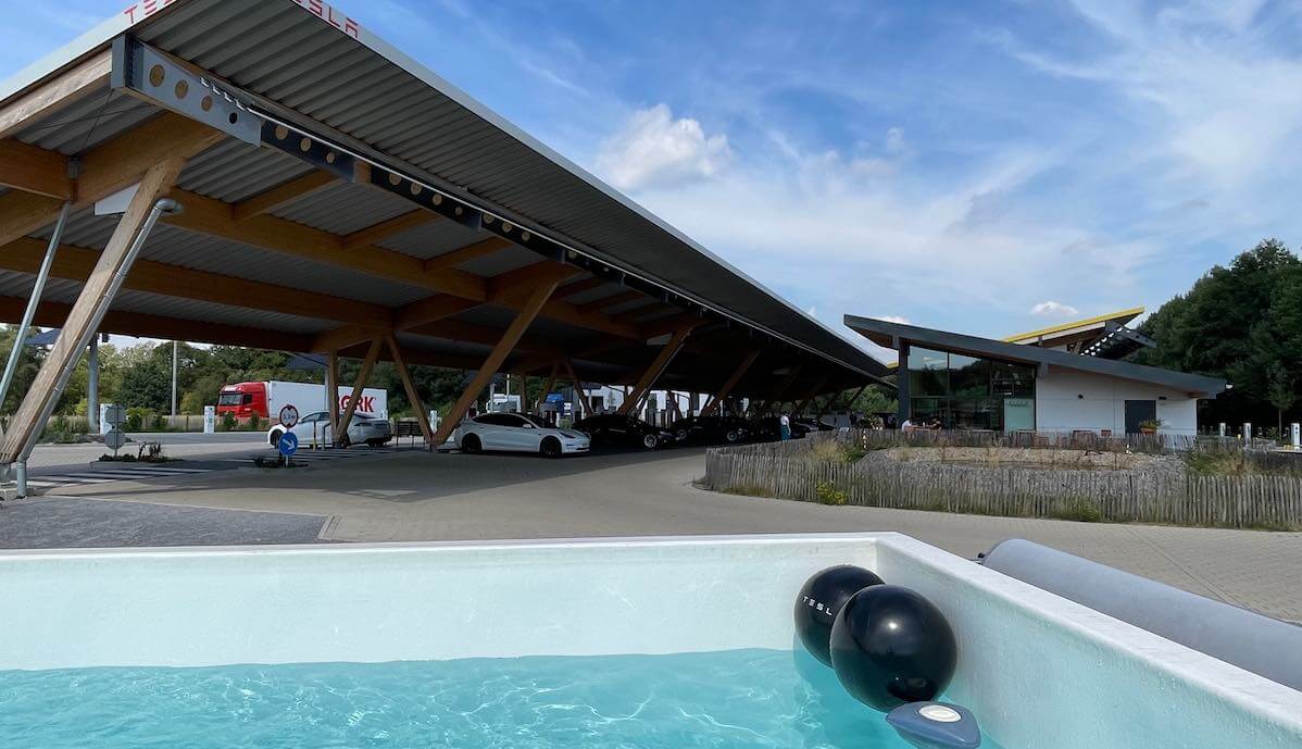 Tesla-Supercharger und Tesla-Pool am Ladepark Seed & Greet am Kreuz Hilden