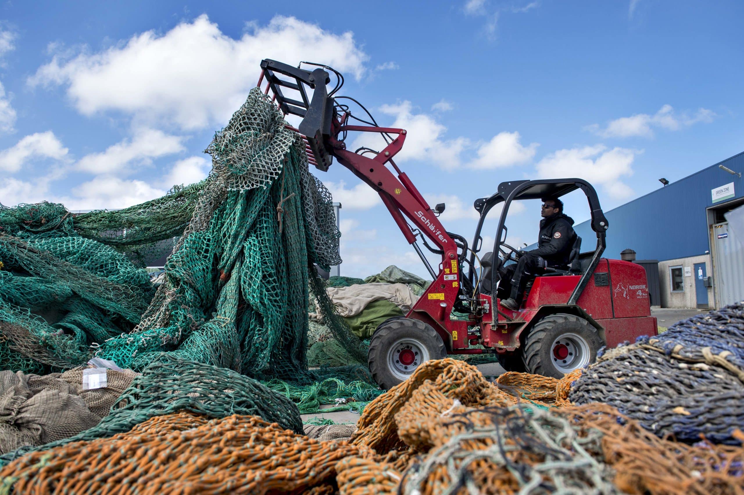 Gesammelte Fischernetze und Seile als Rohstoffquelle für Kunststoffkomponenten