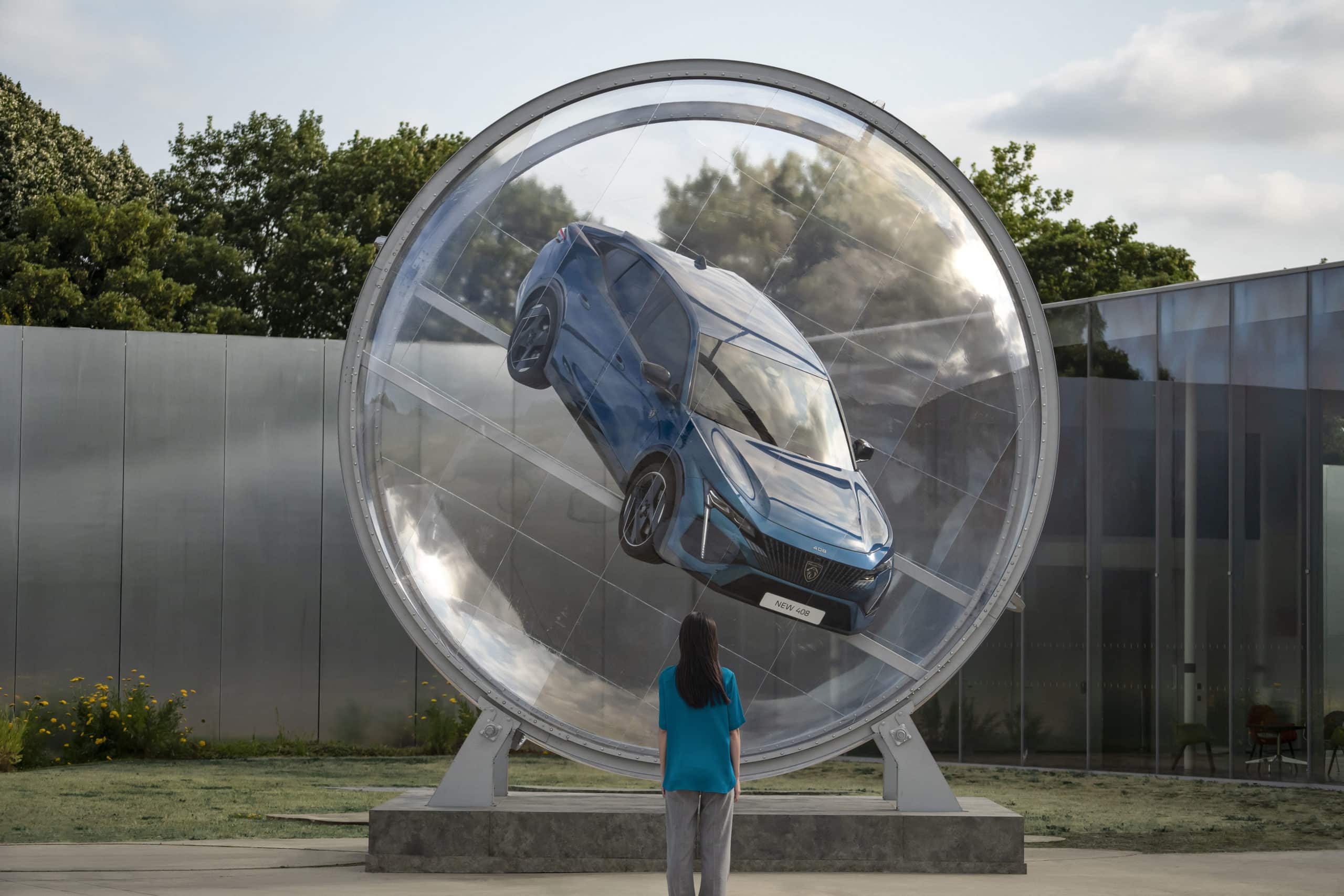 Peugeot 408 Hybrid in Glaskugel „The Sphere“ im Louvre-Lens