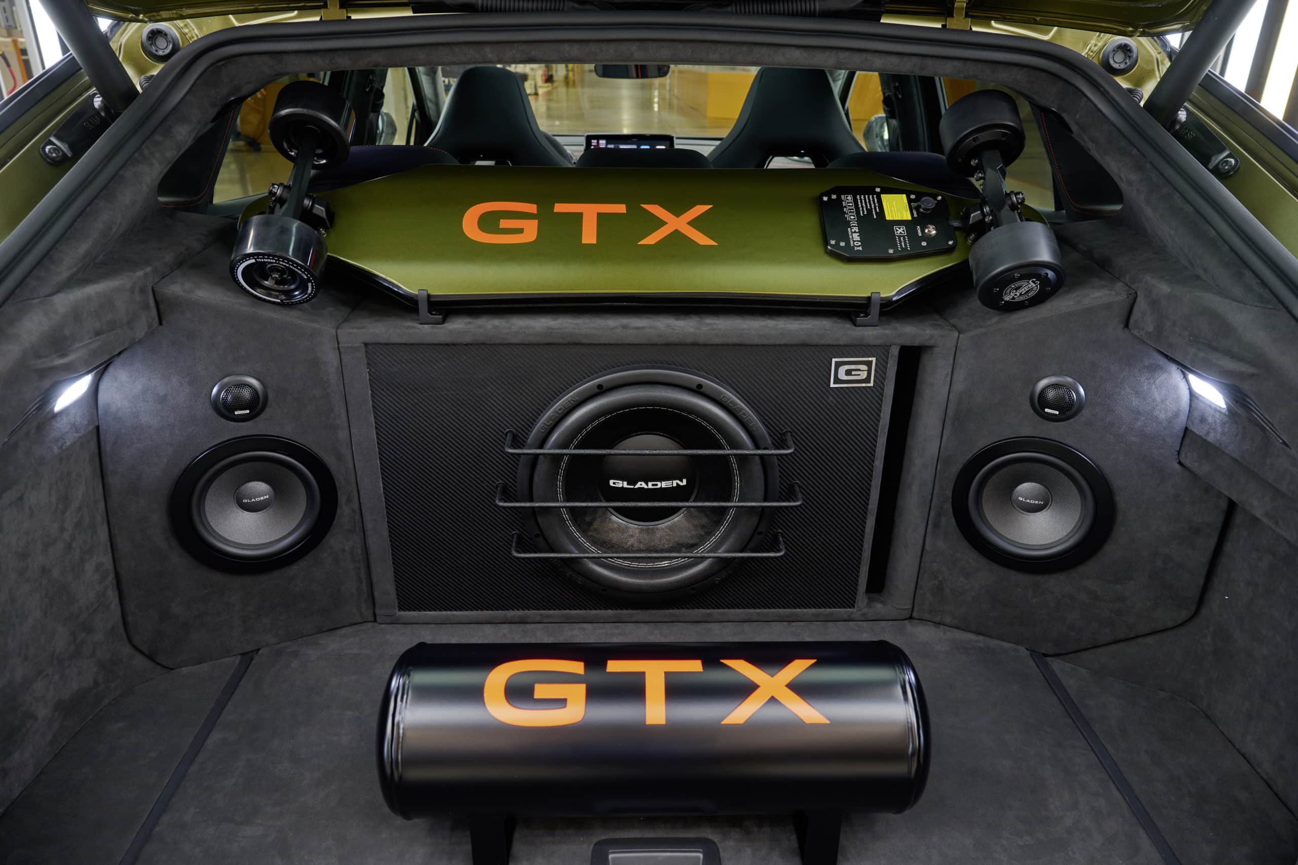 VW ID.5 GTX "Xcite" mit Skateboard und Soundsystem im Kofferraum