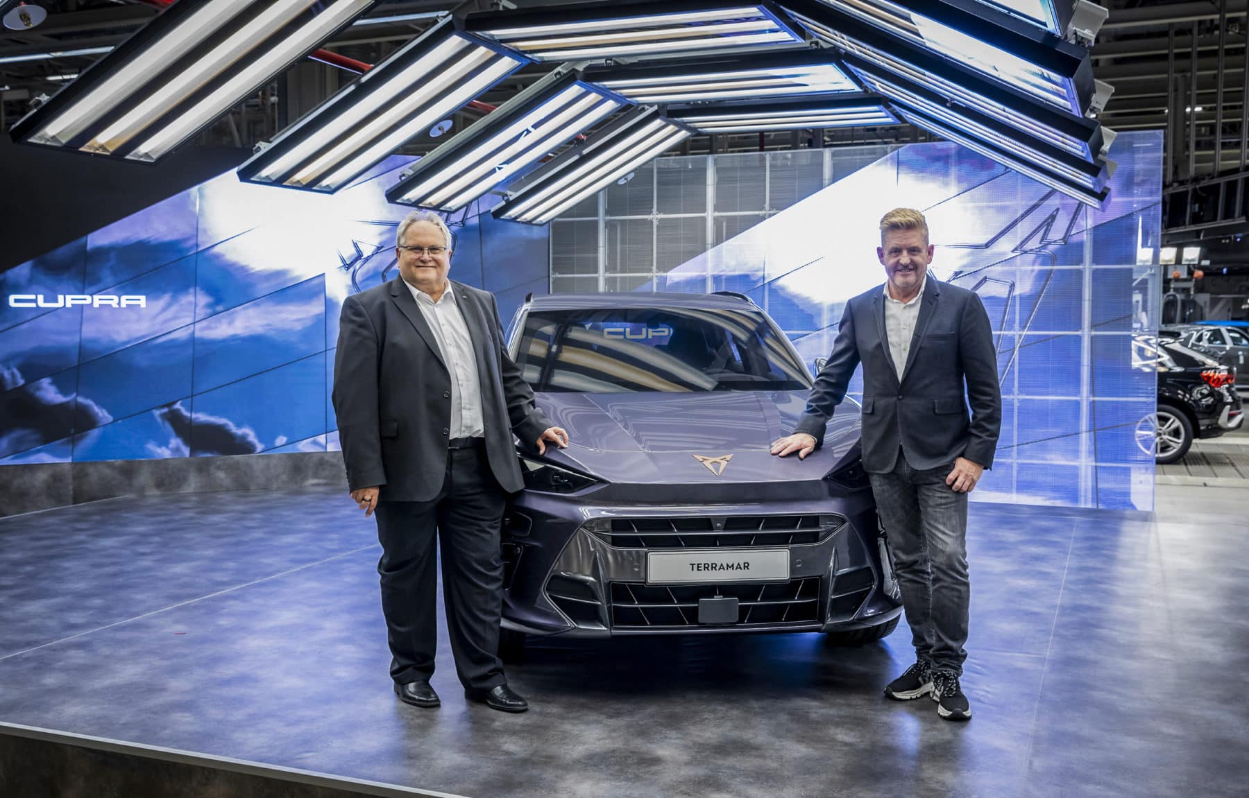 Audi Hungaria CEO Alfons Dintner (l.) und CUPRA CEO Wayne Griffiths zeigen den Cupra Terramar