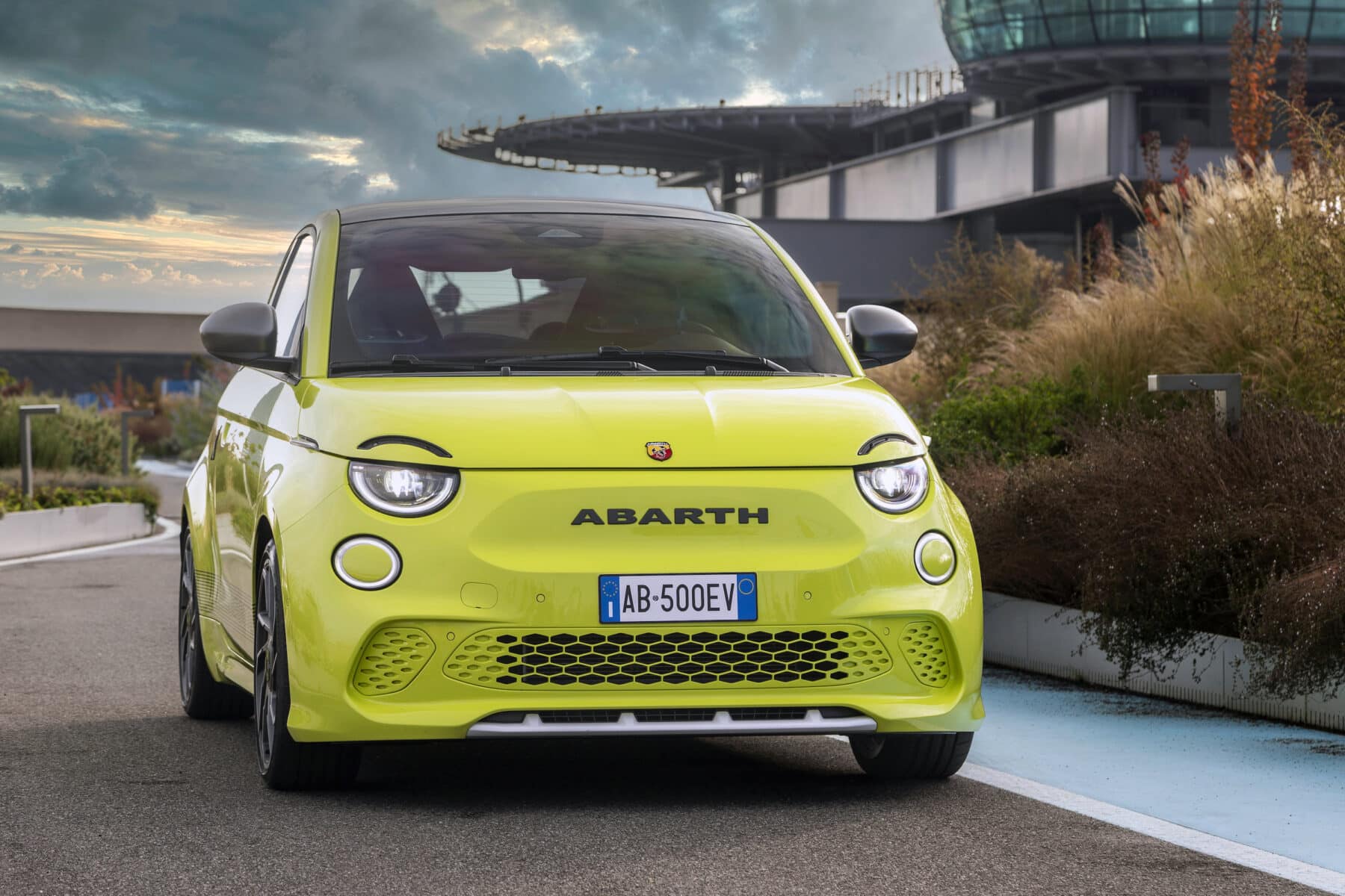 Der Abarth 500e Scorpionissima von vorne