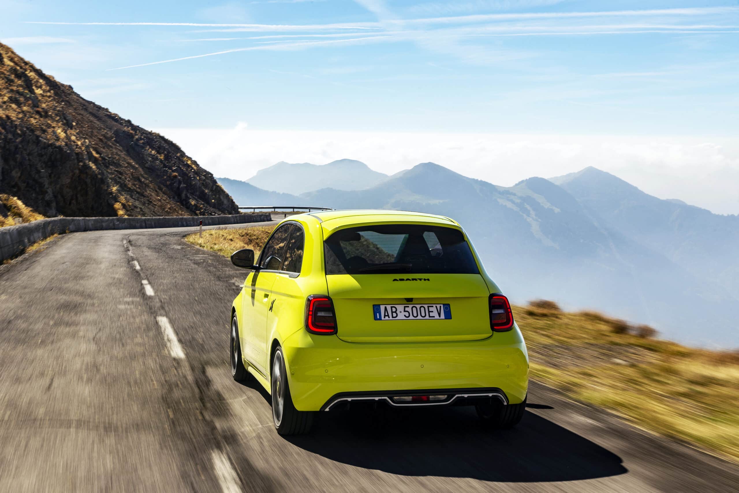 Der Abarth 500e Scorpionissima von hinten