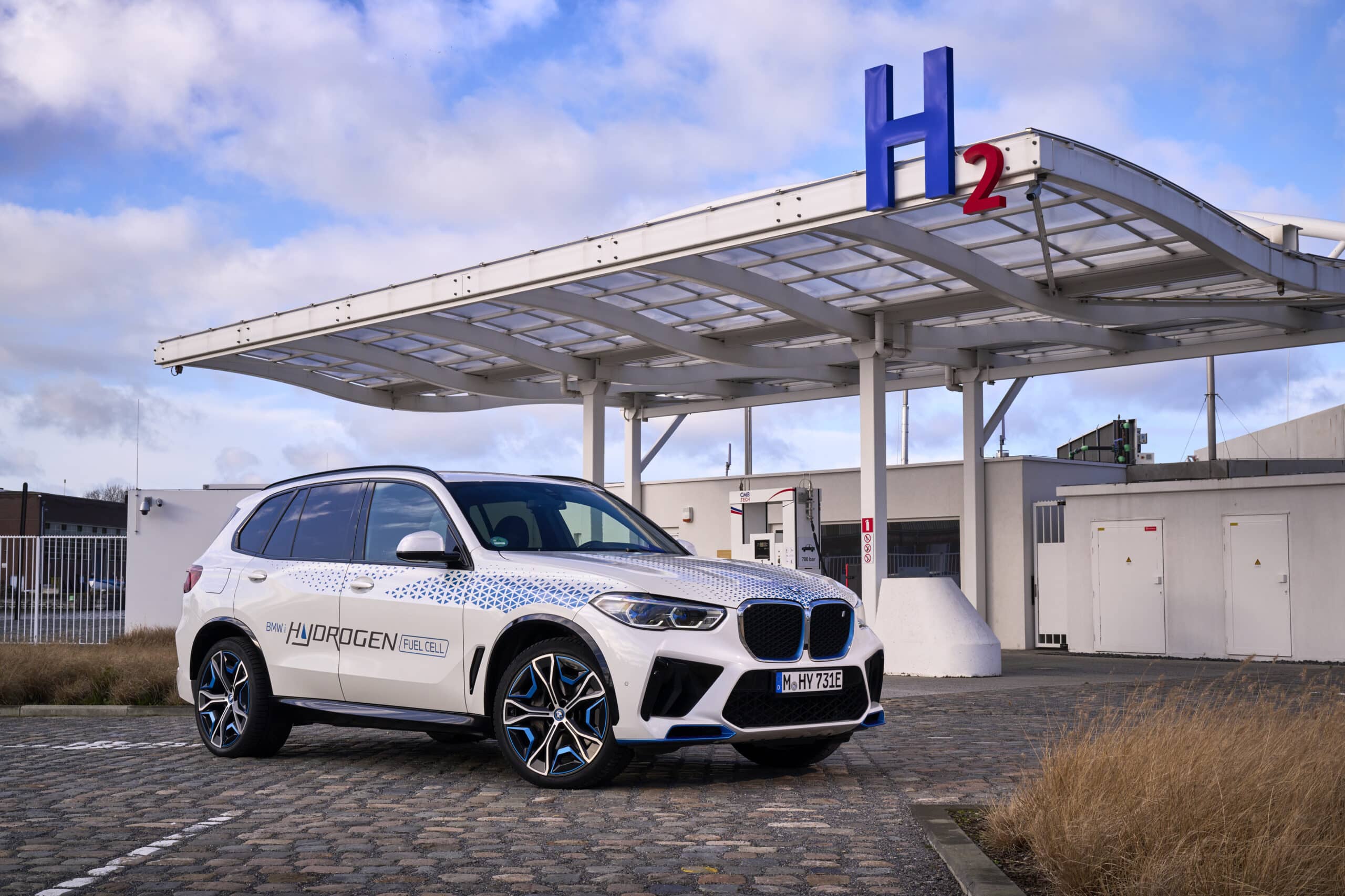 BMW iX5 Hydrogen an Wasserstofftankstelle