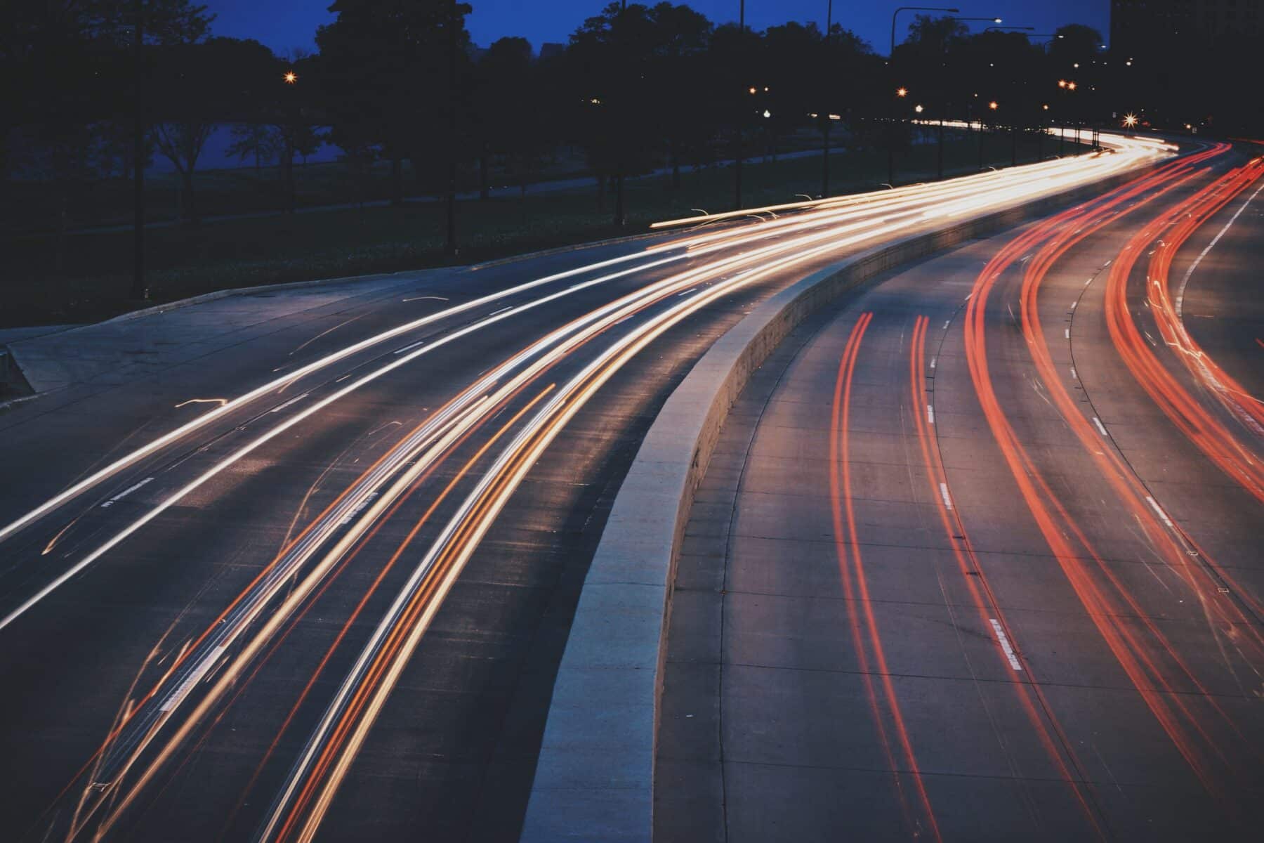 Autobahn bei Nacht