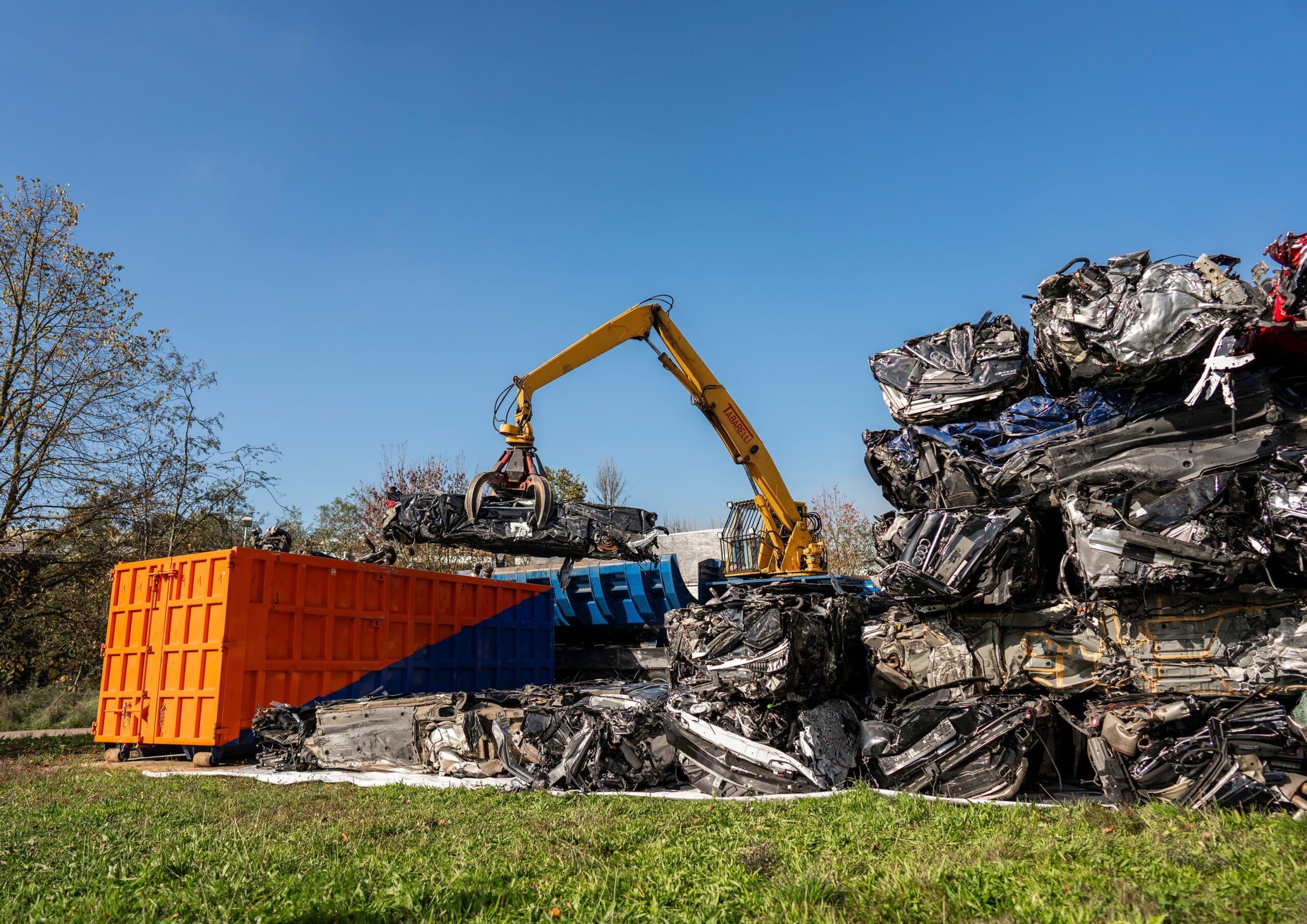 Audi und MaterialLoop testen Kreislaufwirtschaftspotenziale von Altfahrzeugen