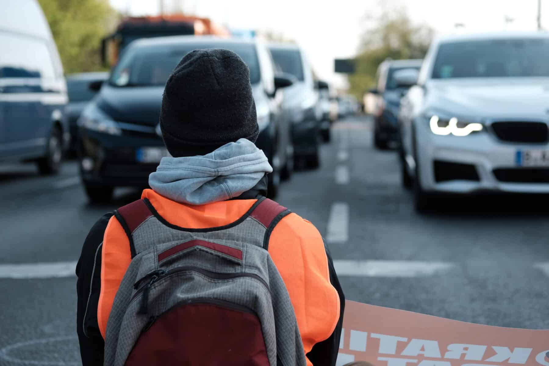 Die "Letzte Generation" bei einer Straßenblockade in Berlin