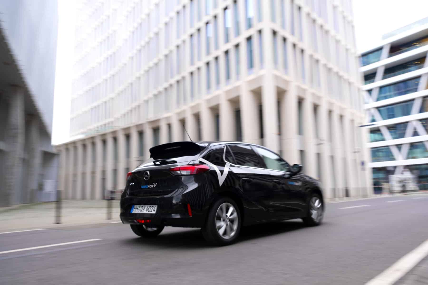 Opel Corsa mit typischer Share Now-Folierung