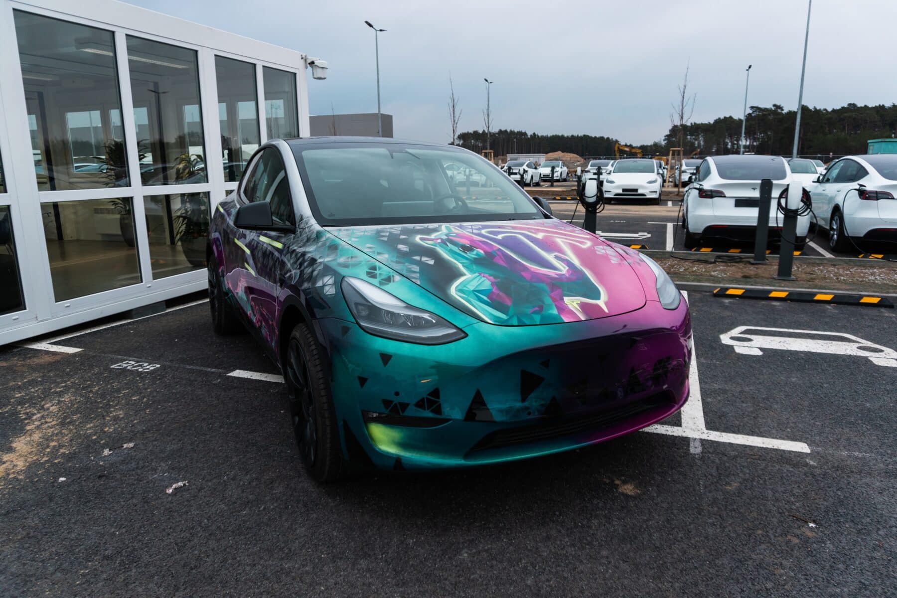 Tesla auf dem Gelände der Gigafactory in Grünheide