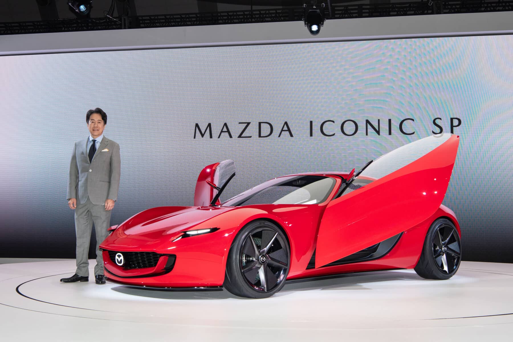Mazda-Chef Masahiro Moro stellt den Mazda ICONIC SP auf der Japan Mobility Show vor
