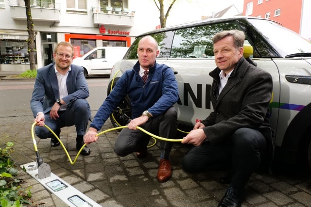 Ladebordstein; v.l.: Stephan Segbers (Vorstand „Vertrieb und Energiebeschaffung“ der Rheinenergie AG, Mutterunternehmen der TankE GmbH), Christoph Müller (Leiter der „Division Power Systems“ bei Rheinmetall) und Ascan Egerer (Beigeordneter für Mobilität der Stadt Köln)