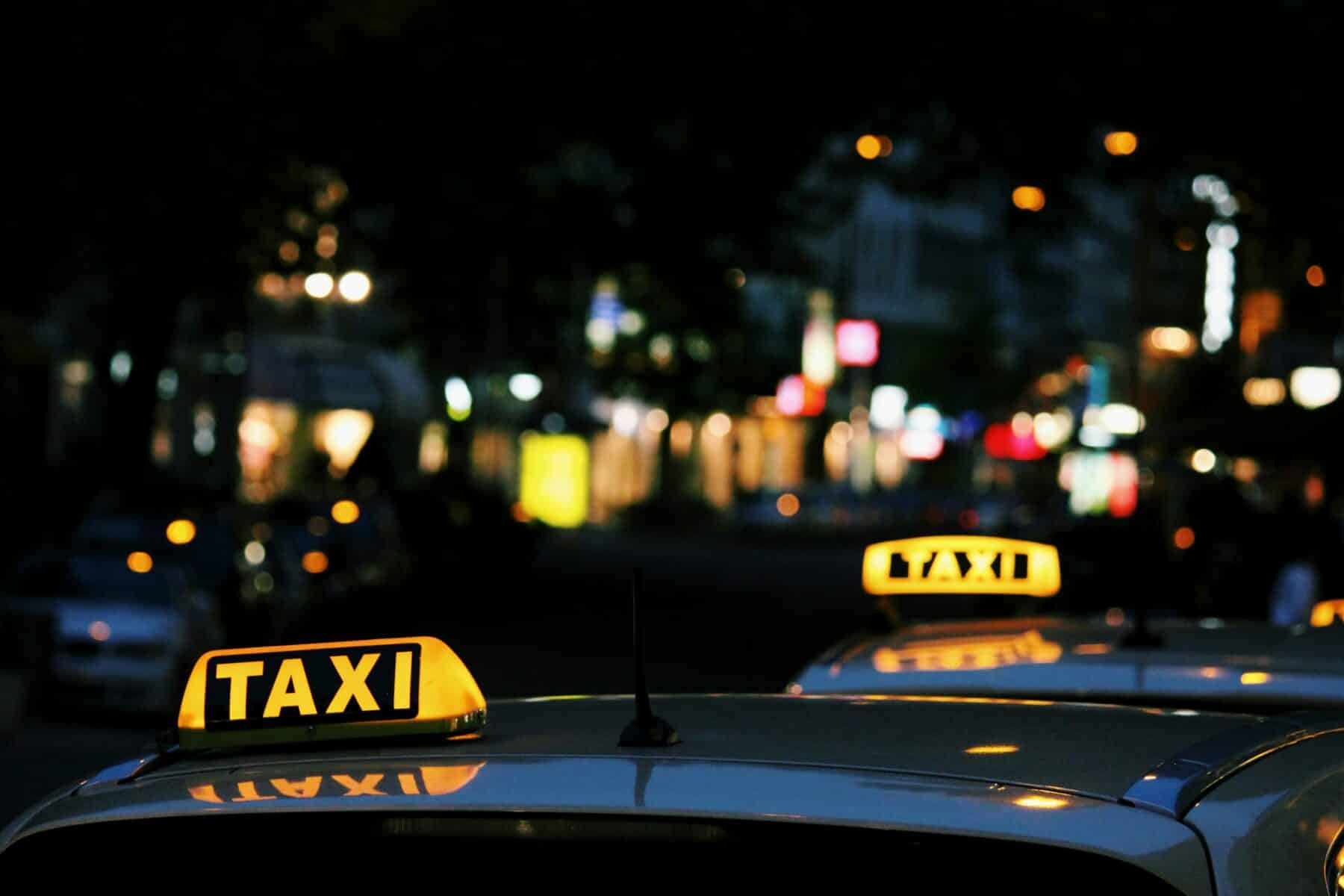 Taxi-Schild in der Nacht