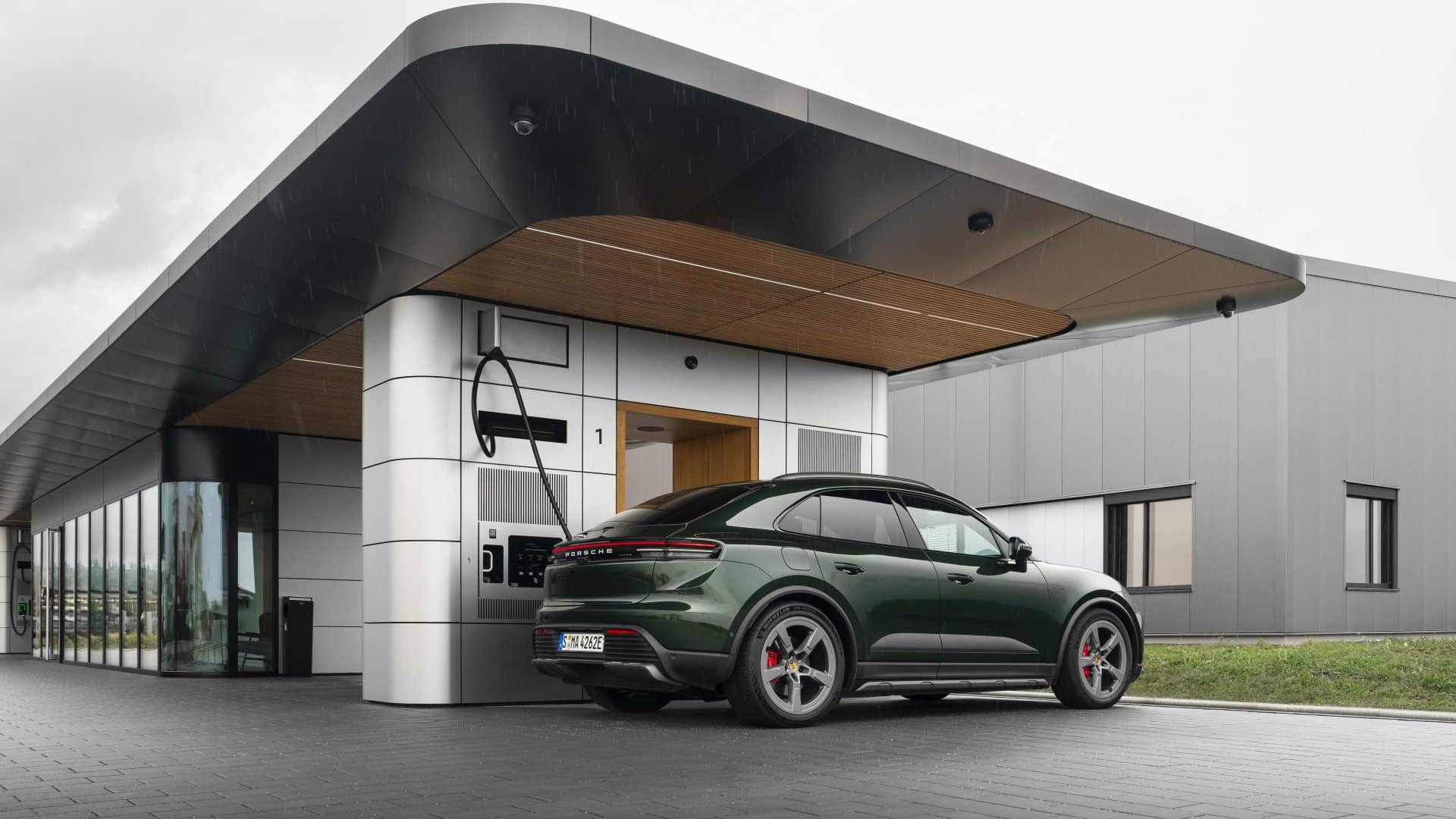 Neue-Porsche-Charging-Lounge-in-Ringsheim-er-ffnet-Schnellladen-nahe-dem-Europapark