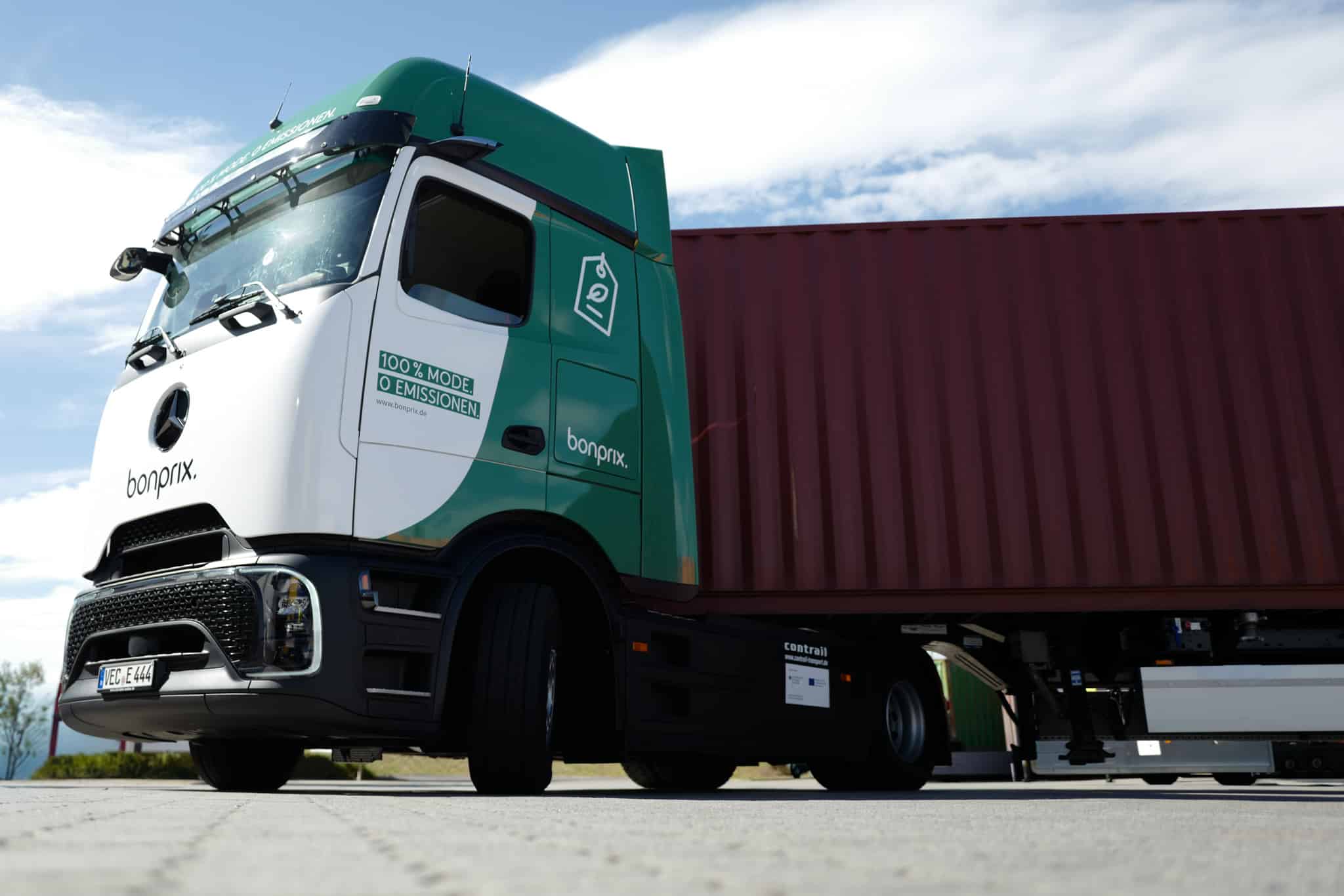 Reduzierung-von-CO2-Emissionen-bonprix-nimmt-ersten-E-Lkw-in-Betrieb