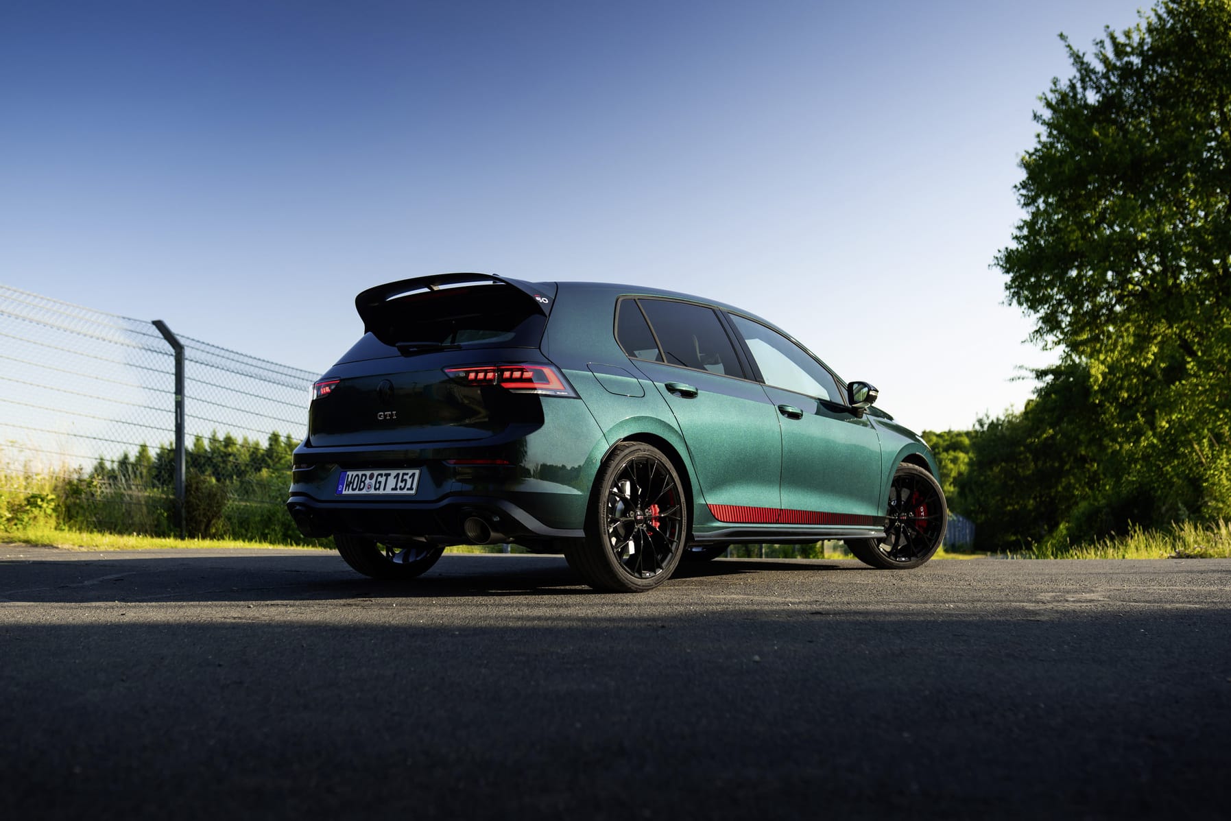 VW Golf GTI Edition 50, in der exklusiven Farbe "Dark Moss Green Metallic"