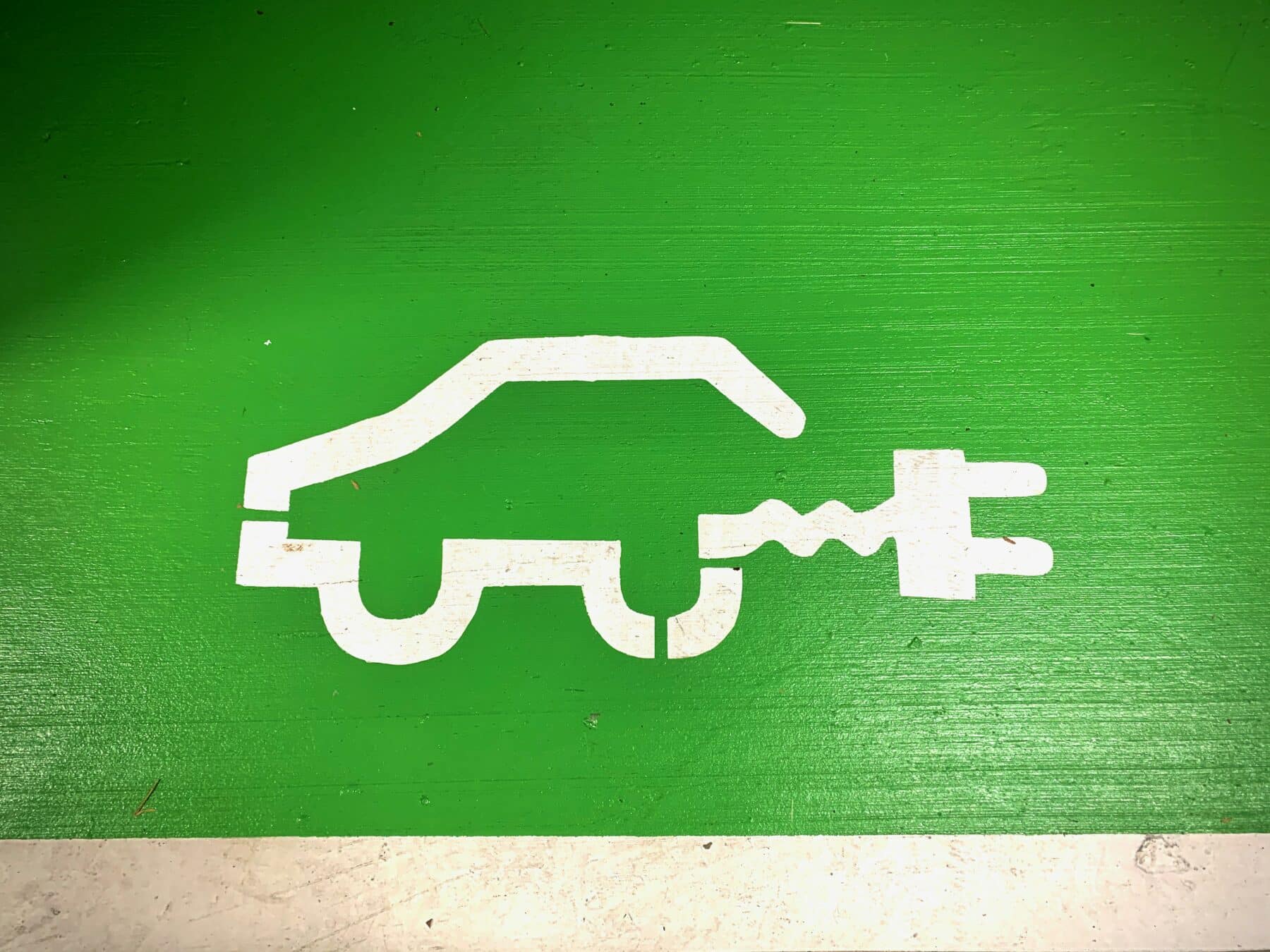 Symbolbild E-Auto laden