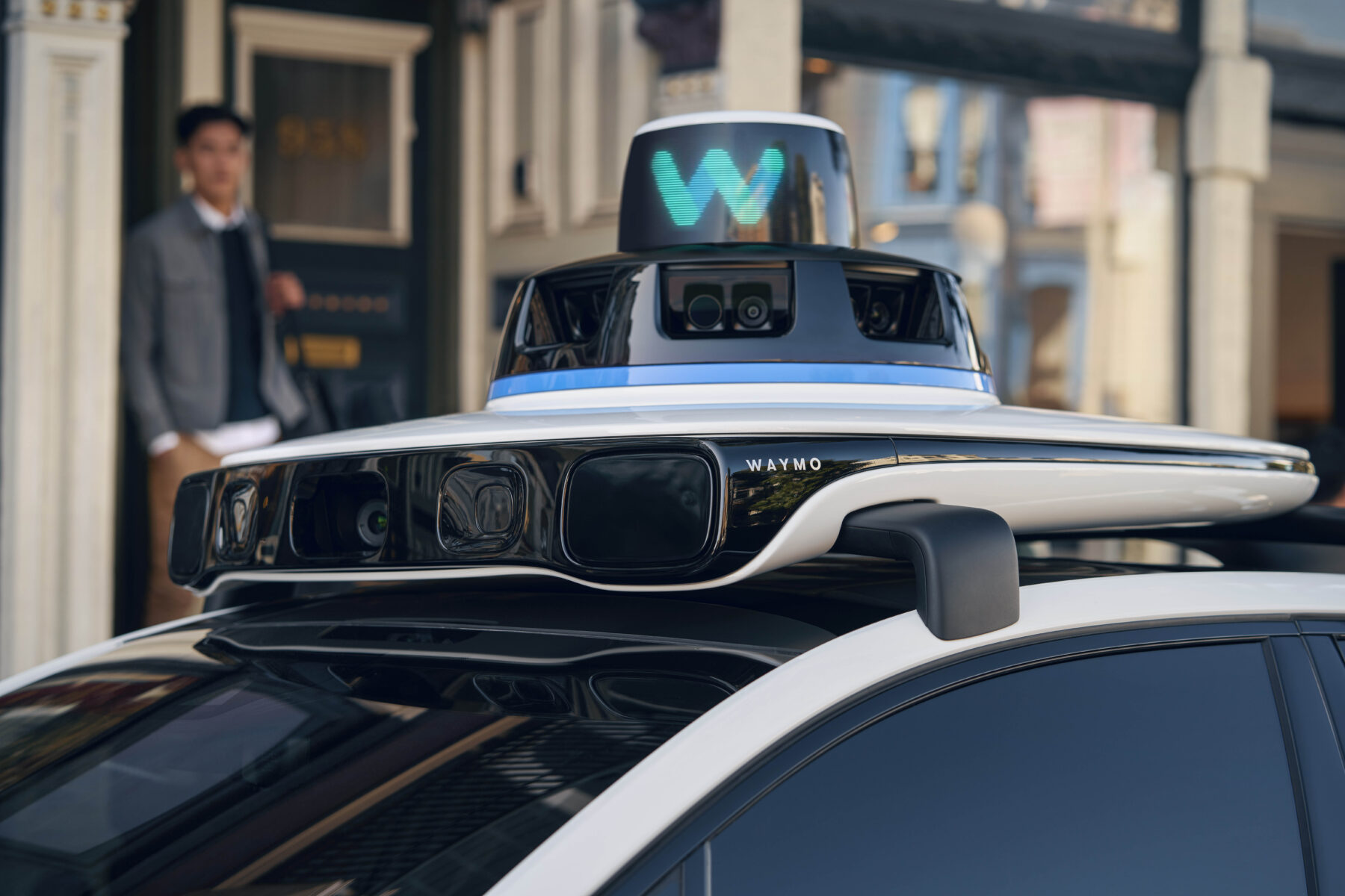 Waymo Driver auf einem vollelektrischen Jaguar I-Pace. Welches Fahrzeugmodell Waymo für den geplanten Robotaxi-Dienst in München einsetzen wird, steht noch nicht fest.“