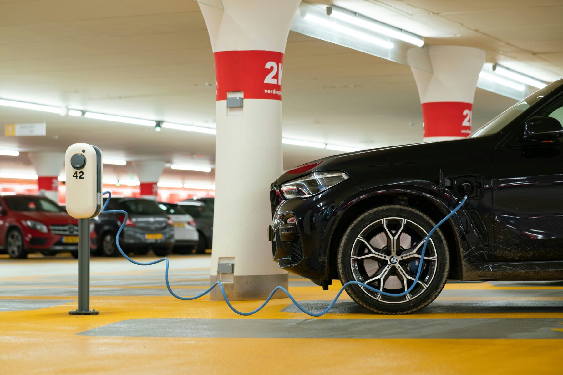 Elektro Auto beim Laden, Beispielbild