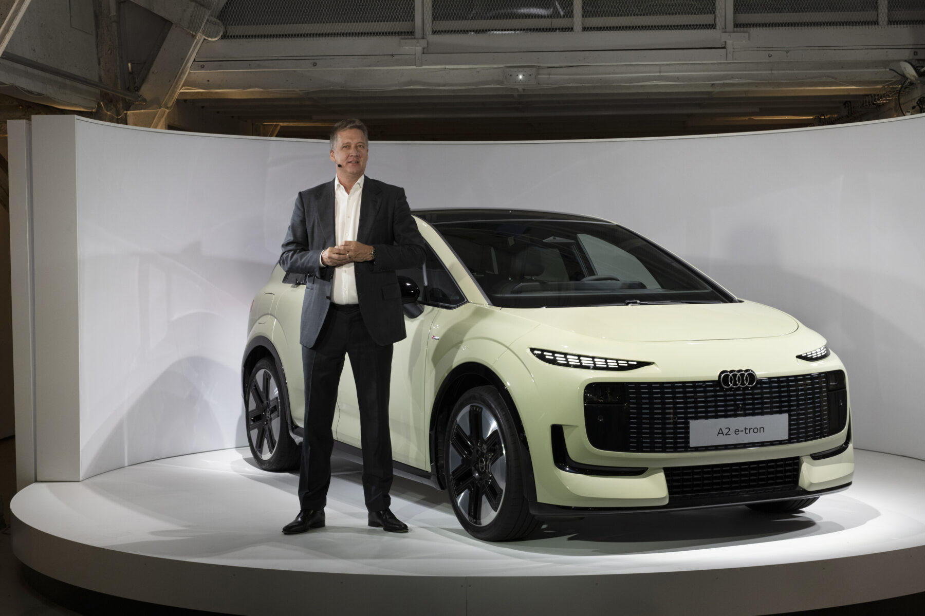 Audi A2 und Audi CEO Gernot Döllner