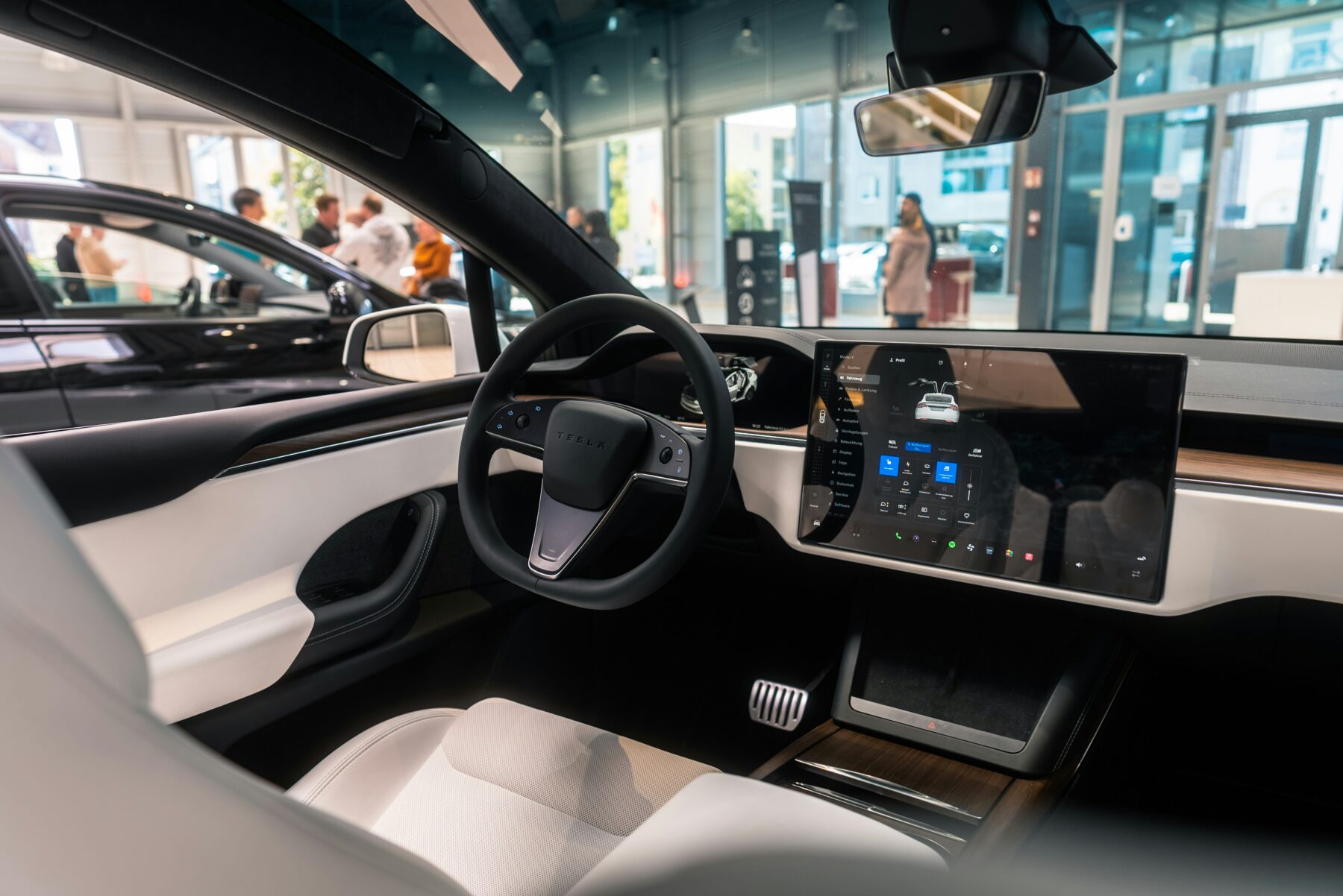 Der Innenraum eines Autos mit Touchscreen