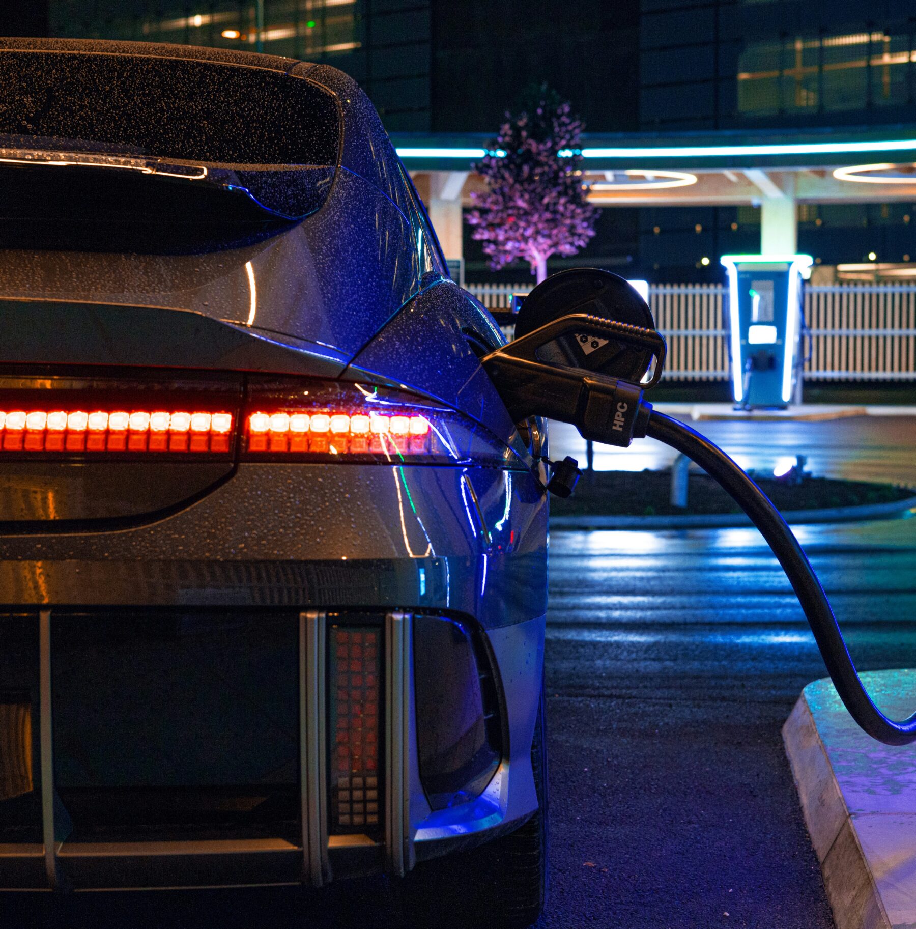 E-Auto beim Laden an einer öffentlichen Ladestation